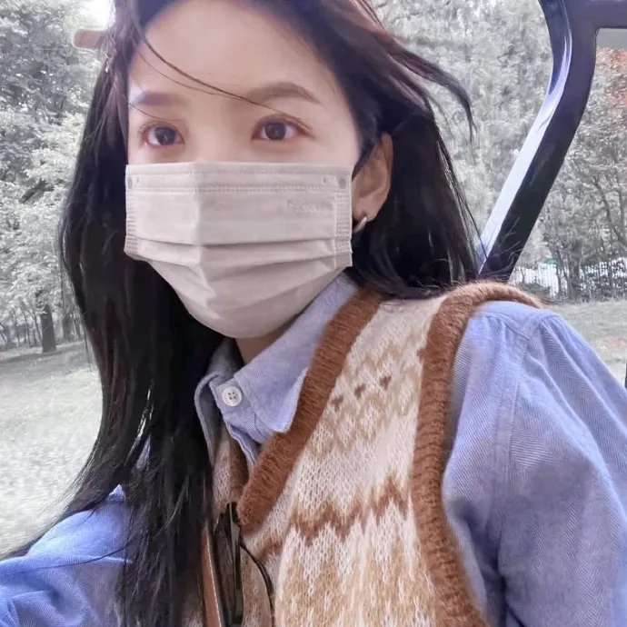 坐在酒吧里吃蛋糕